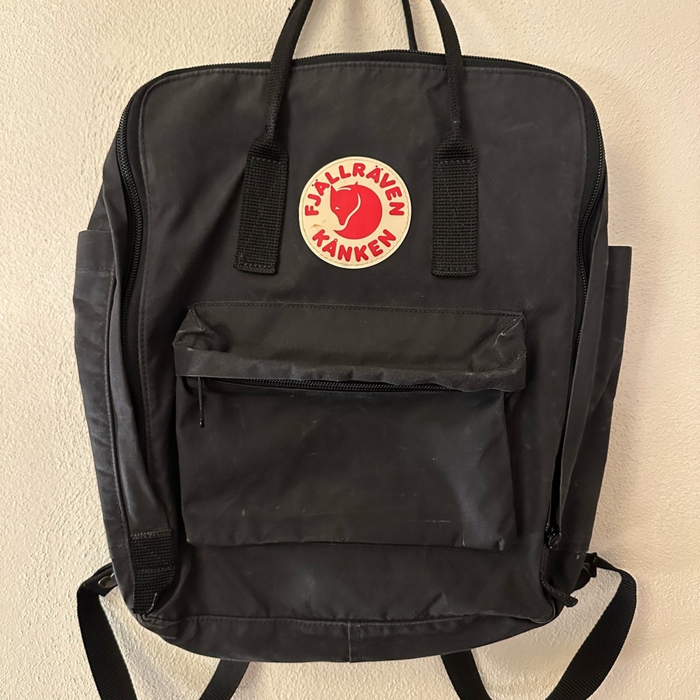 Black Fjällräven Kånken Classic backpack